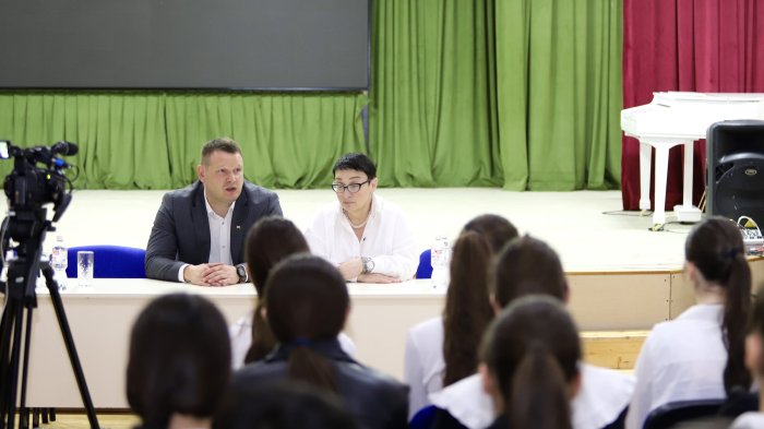 Открытый диалог: встреча министра с учащимися 10-11 классов