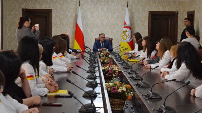 Президент Южной Осетии провёл встречу с лауреатами конкурса «Навигаторы детства Республики Южная Осетия»