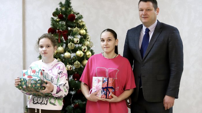 Министр образования и науки РЮО вручил подарки детям в рамках акции «Моя новогодняя мечта»